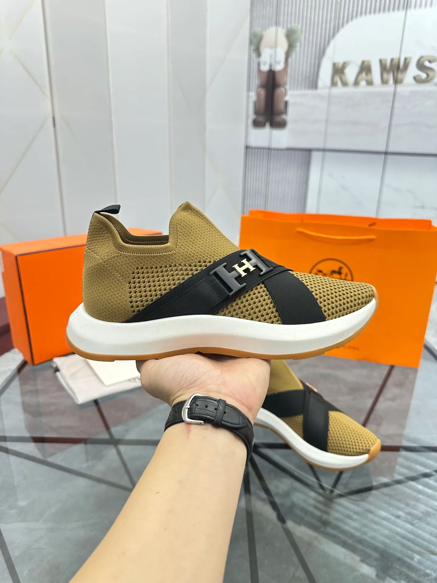 Men's shoes: 💰P620¥ High-end top quality Product trademark: Hermes *"Hermès*" low-top casual shoes Regular size: 38-45 (can be customized to 46) Product materials: Upper imported from the counter original fly weave, breathable lining, cowhide foot pads, original outsole. No.: 001